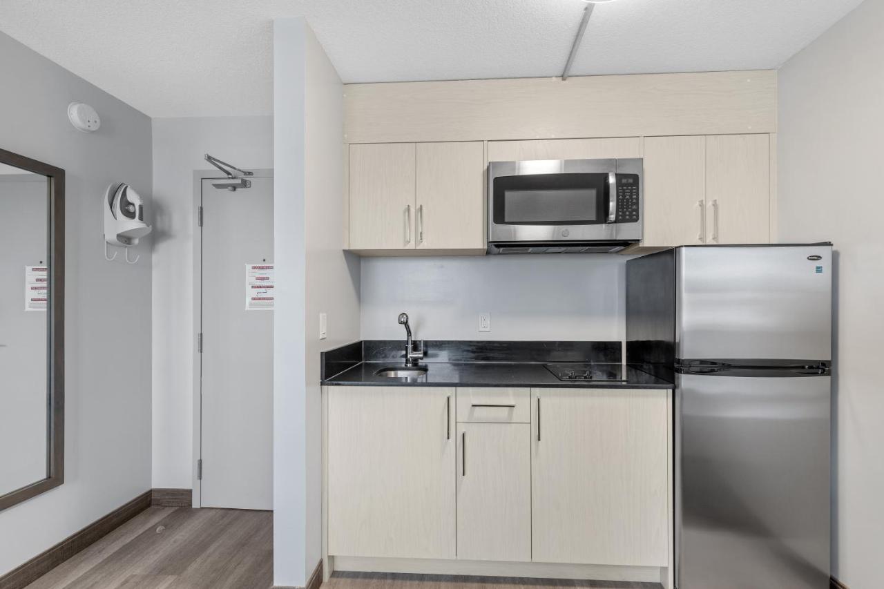 Emerald Hotel & Suites Calgary Airport מראה חיצוני תמונה