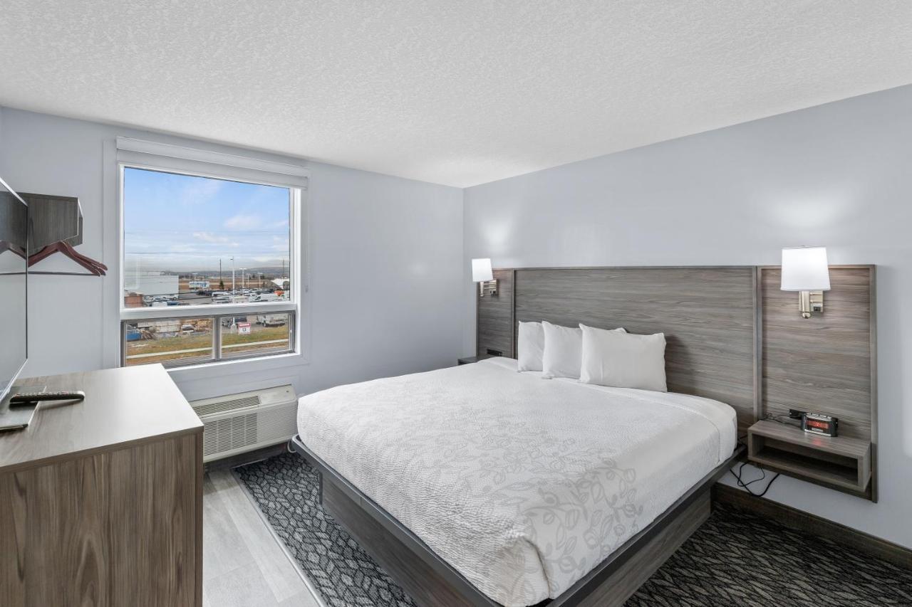 Emerald Hotel & Suites Calgary Airport מראה חיצוני תמונה