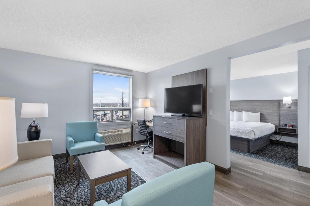 Emerald Hotel & Suites Calgary Airport מראה חיצוני תמונה