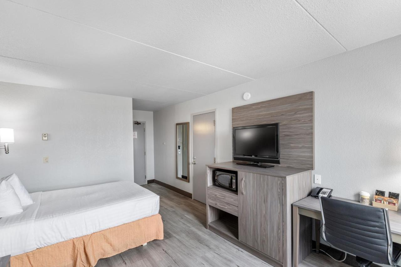 Emerald Hotel & Suites Calgary Airport מראה חיצוני תמונה