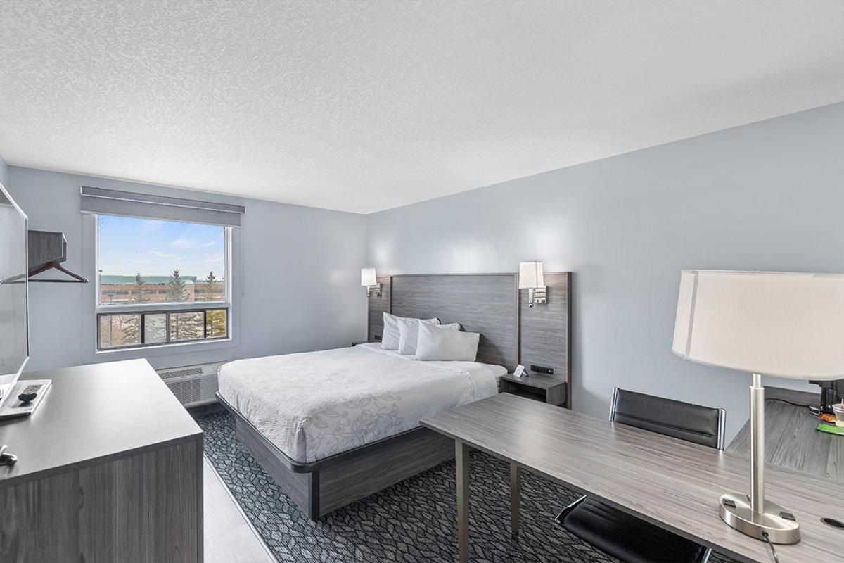 Emerald Hotel & Suites Calgary Airport מראה חיצוני תמונה