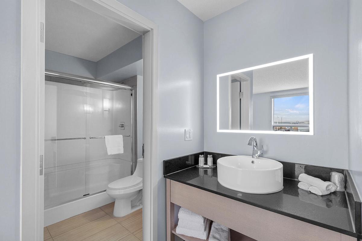 Emerald Hotel & Suites Calgary Airport מראה חיצוני תמונה