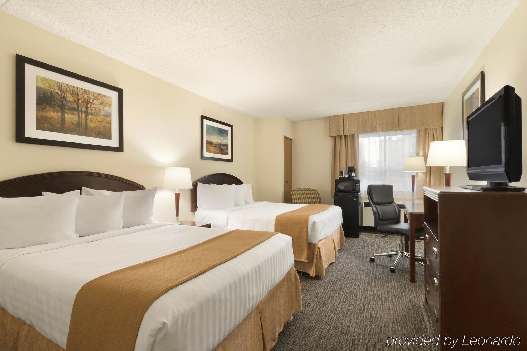 Emerald Hotel & Suites Calgary Airport מראה חיצוני תמונה