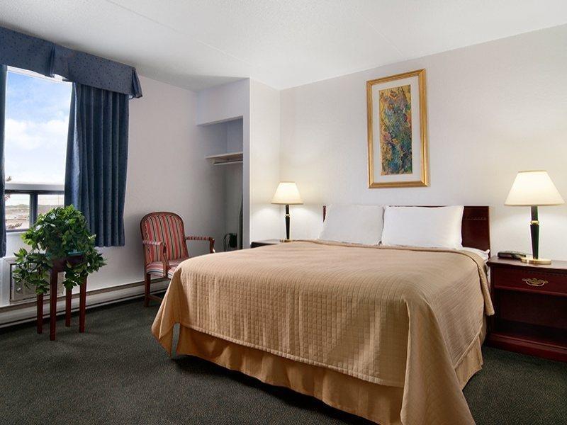Emerald Hotel & Suites Calgary Airport מראה חיצוני תמונה