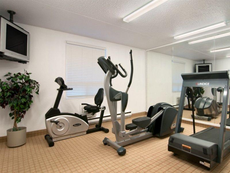 Emerald Hotel & Suites Calgary Airport מראה חיצוני תמונה