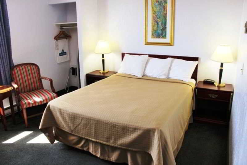 Emerald Hotel & Suites Calgary Airport מראה חיצוני תמונה