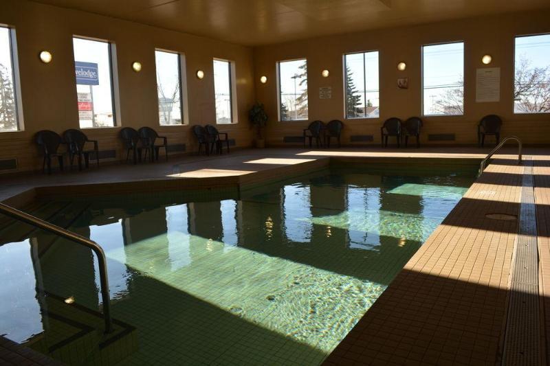 Emerald Hotel & Suites Calgary Airport מראה חיצוני תמונה