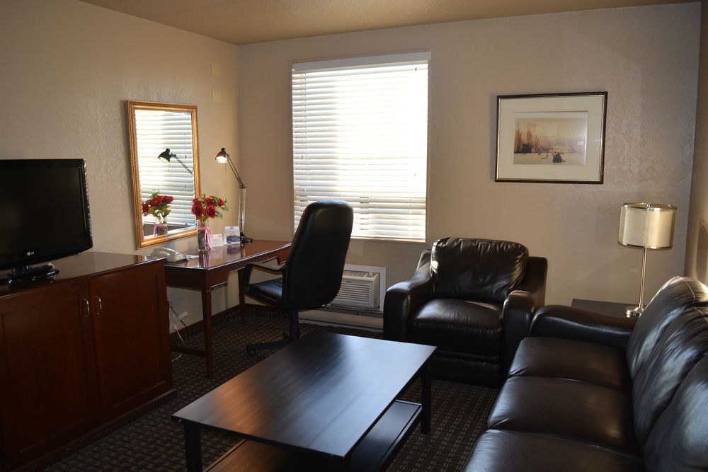 Emerald Hotel & Suites Calgary Airport מראה חיצוני תמונה