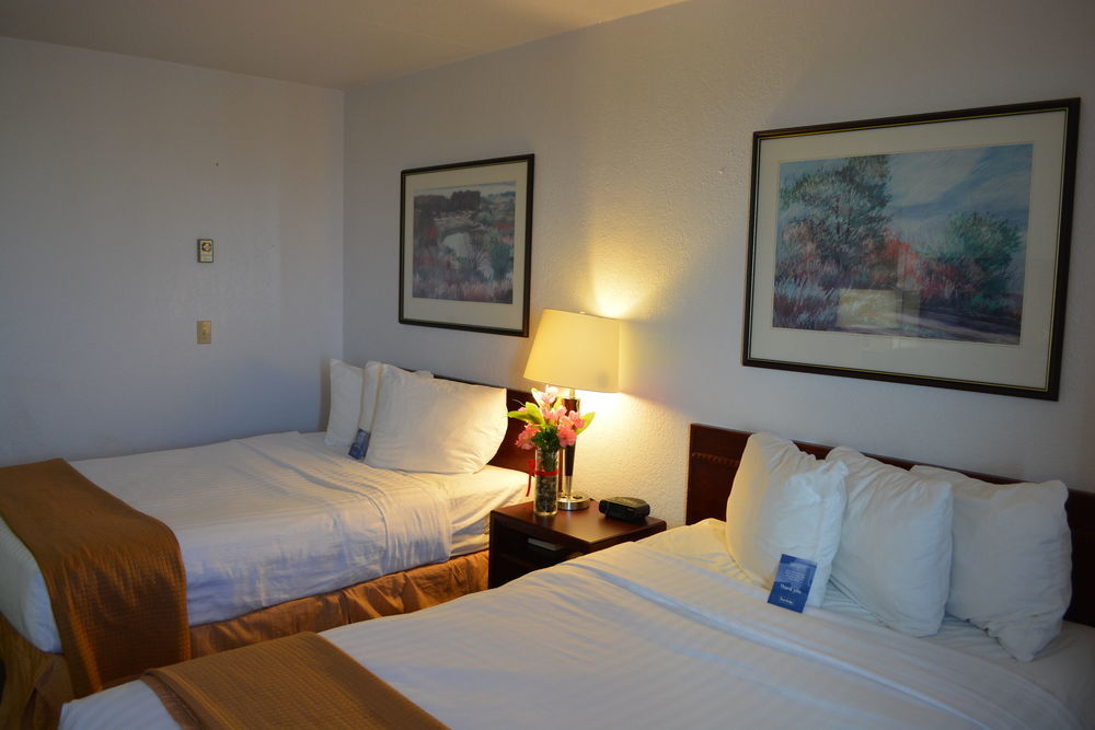 Emerald Hotel & Suites Calgary Airport מראה חיצוני תמונה