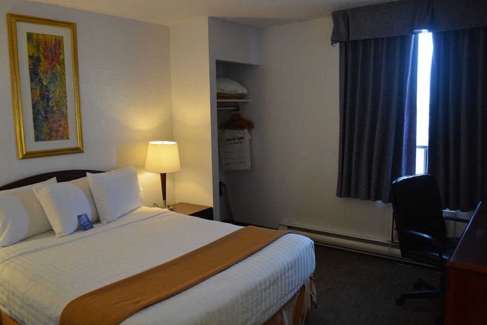 Emerald Hotel & Suites Calgary Airport מראה חיצוני תמונה